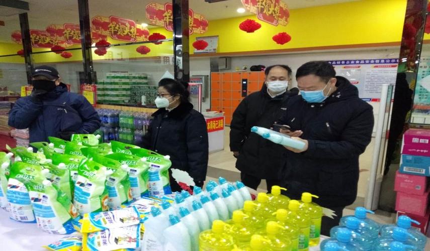 图一:执法人员对抚顺县易品购物广场销售日常家用洗涤用品进行监督